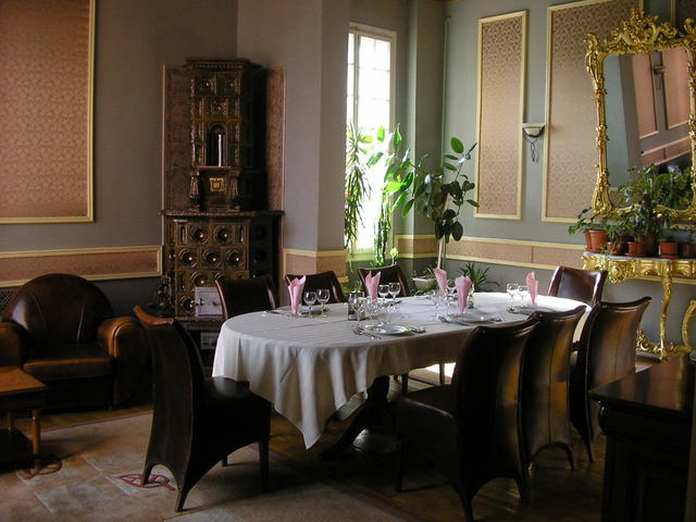 dining-room-1230725-640x480.jpg